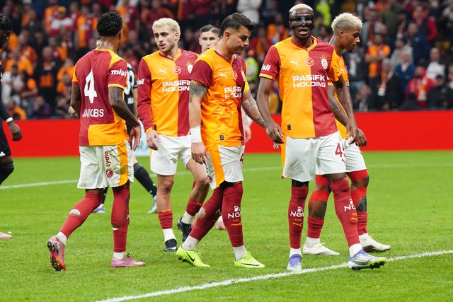 Victor Osimhen com a sua máscara facial habitual