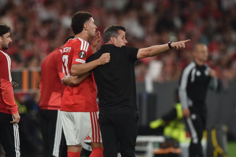 Marco Silva dá instruções a Circati. Foto Miguel Nunes