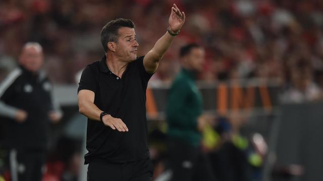 Marco Silva dá indicações à equipa no jogo com o Celtic — Foto: Miguel Nunes