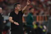Marco Silva dá indicações à equipa no jogo com o Celtic — Foto: Miguel Nunes