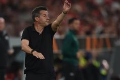 Marco Silva dá indicações à equipa no jogo com o Celtic — Foto: Miguel Nunes
