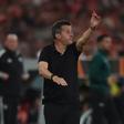 Marco Silva dá indicações à equipa no jogo com o Celtic — Foto: Miguel Nunes