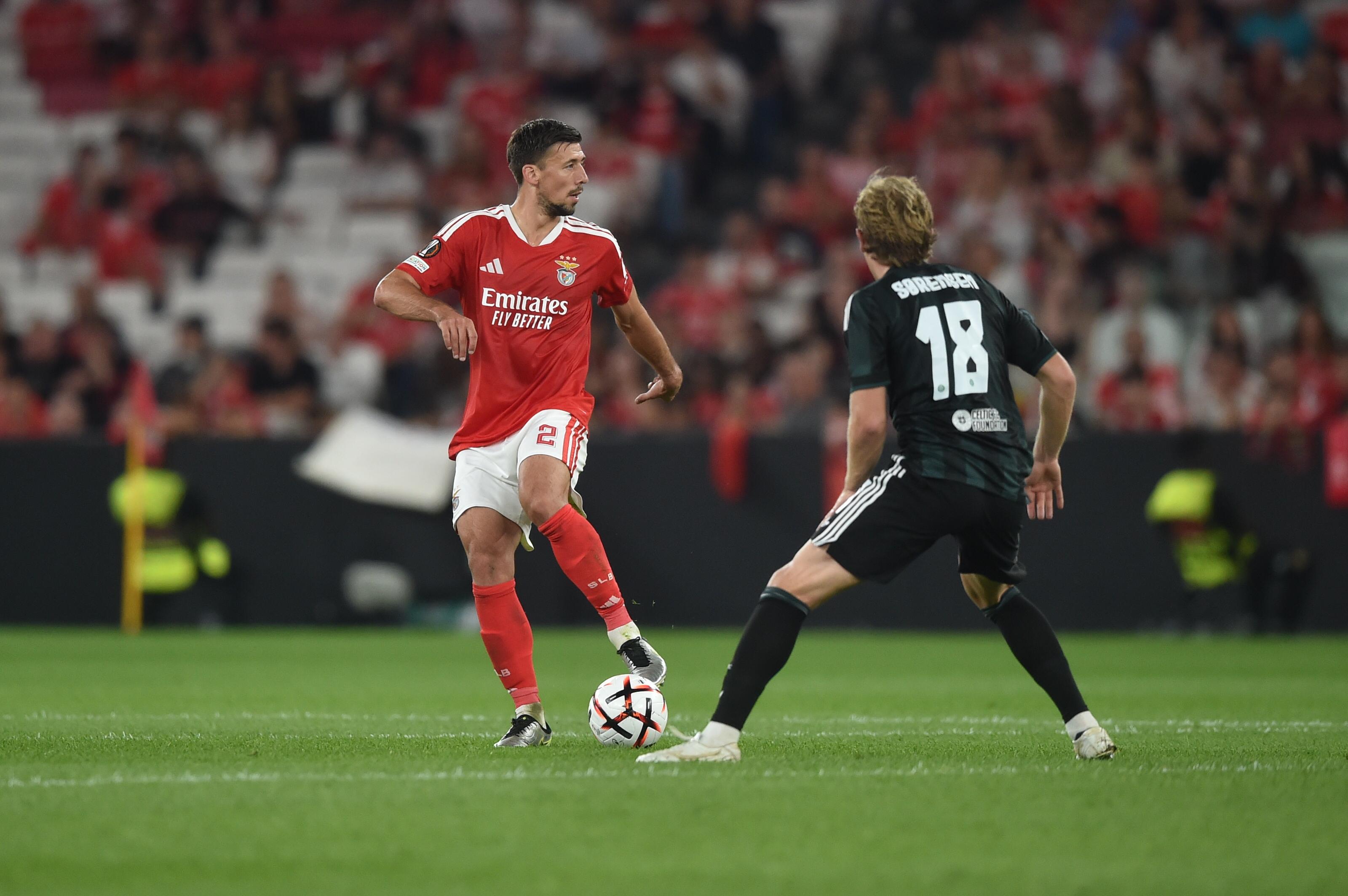 Lenglet com a bola controlada. Foto Miguel Nunes