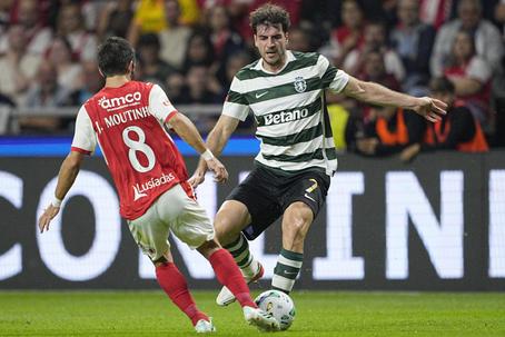 Adeptos leoninos não pouparam João Moutinho no último duelo em Braga - Foto: IMAGO
