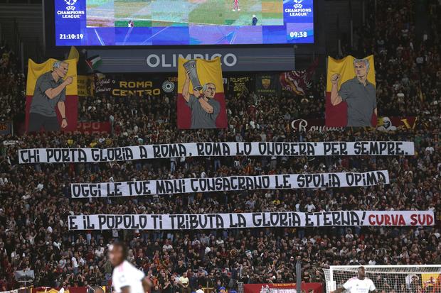Adeptos da Roma com mensagens especiais para Mourinho