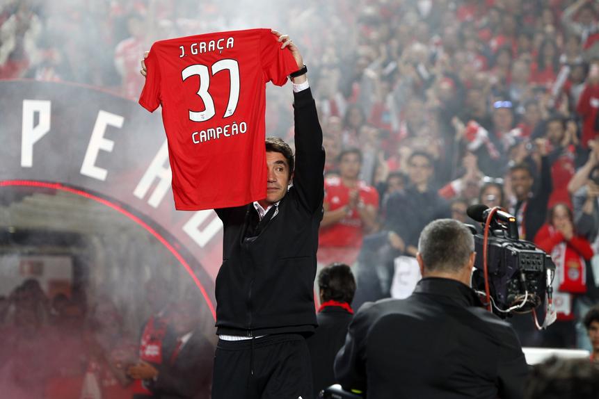 A homenagem de Bruno Lage ao mentor quando o Benfica se sagrou campeão nacional, em 2019 - Foto: A BOLA