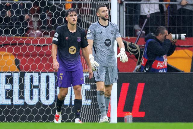 Pau Cubarsí e Joan García entre os jogadores do Barcelona assaltados - Foto: IMAGO