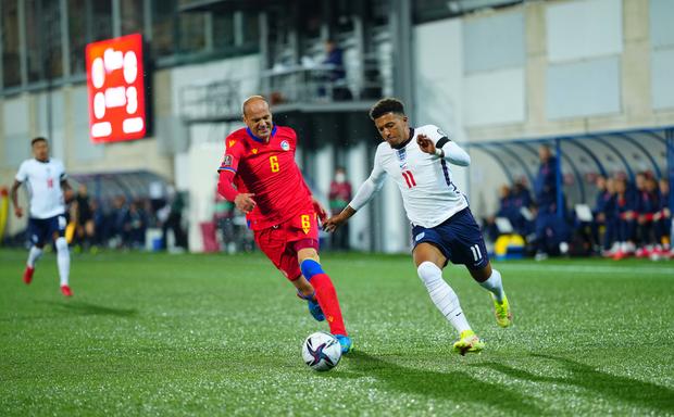 Ildefons Lima a perseguir Sancho durante um duelo entre Andorra e Inglaterra