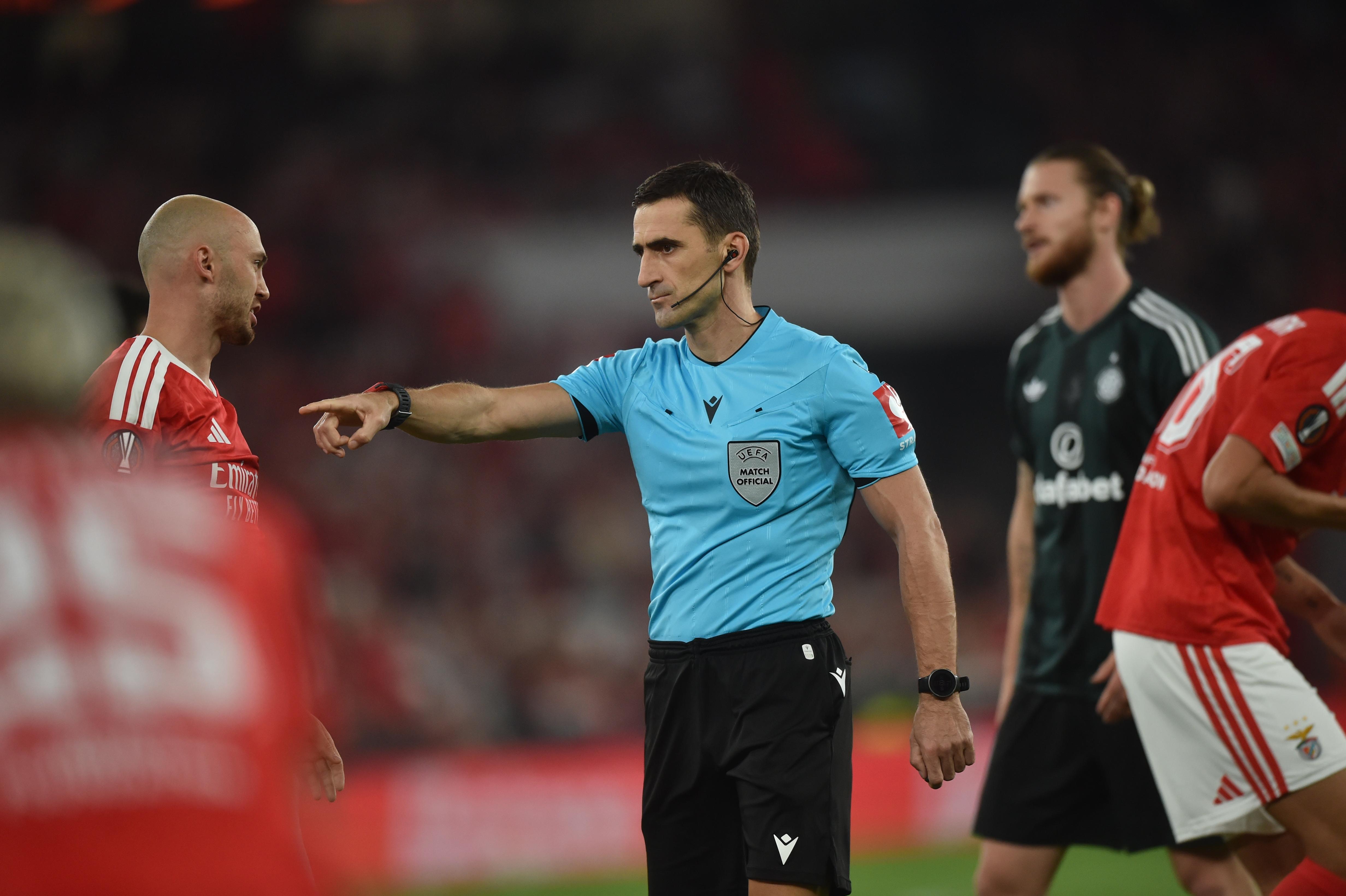 Nikola Dabanovic assinala penálti a favor do Benfica. Foto Miguel Nunes