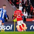 Pietuszewski e Prestianni disputam a bola no clássico da época passada no Estádio da Luz - Foto Maciej Rogowski/IMAGO