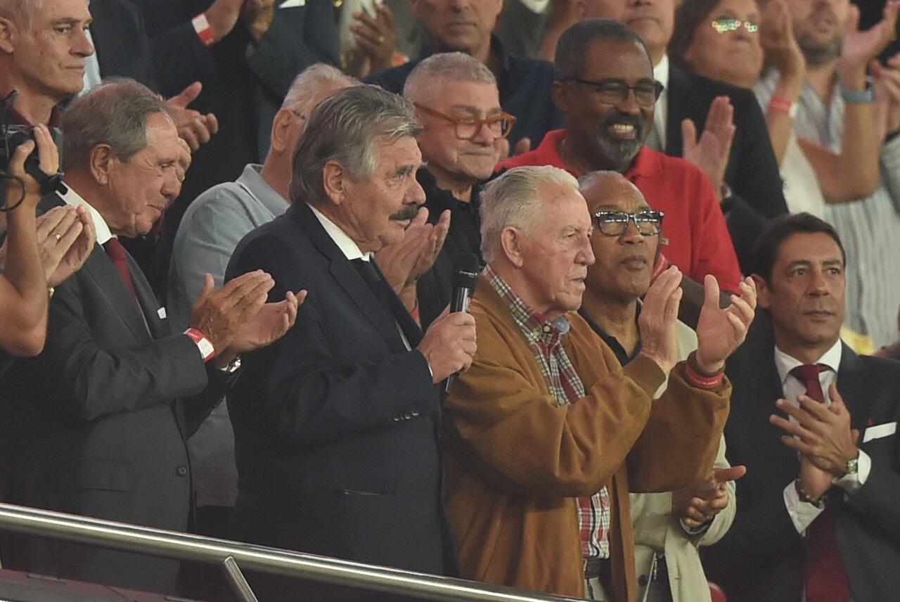 Toni homenageado ao intervalo. Foto Miguel Nunes