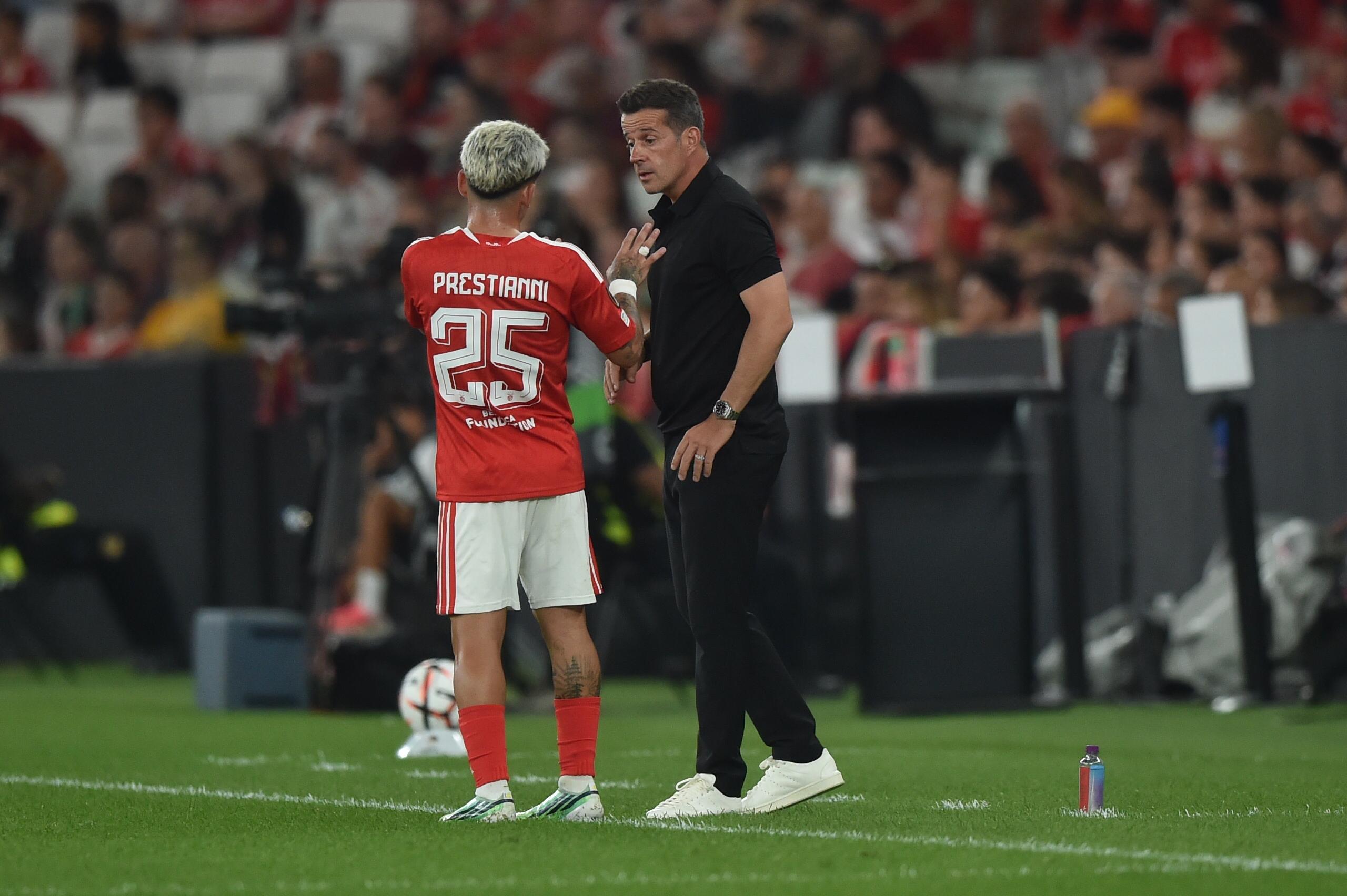 Prestianni e Marco Silva trocam impressões. Foto Miguel Nunes