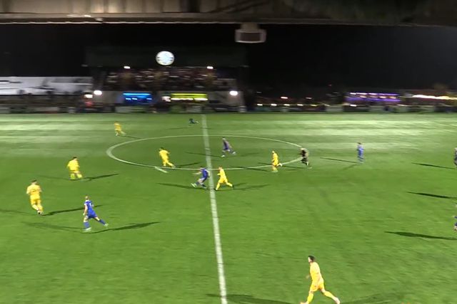 Está nos genes: irmão de Wayne Rooney marca do meio-campo (vídeo)