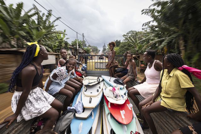 Mulheres a surfar por um futuro melhor em São Tomé e Príncipe, um documentário solidário