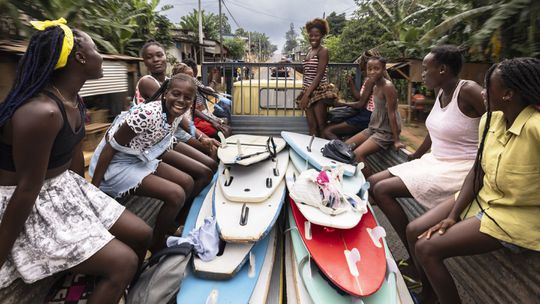 Mulheres a surfar por um futuro melhor em São Tomé e Príncipe, um documentário solidário
