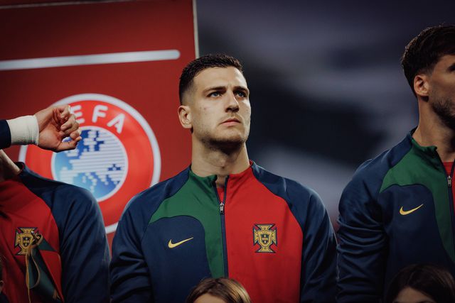 Sondagem: quem deve jogar no lugar de Diogo Dalot?