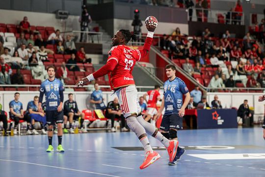 Benfica perde na Liga Europeia, mas marca o golo mais bizarro da jornada (vídeo)