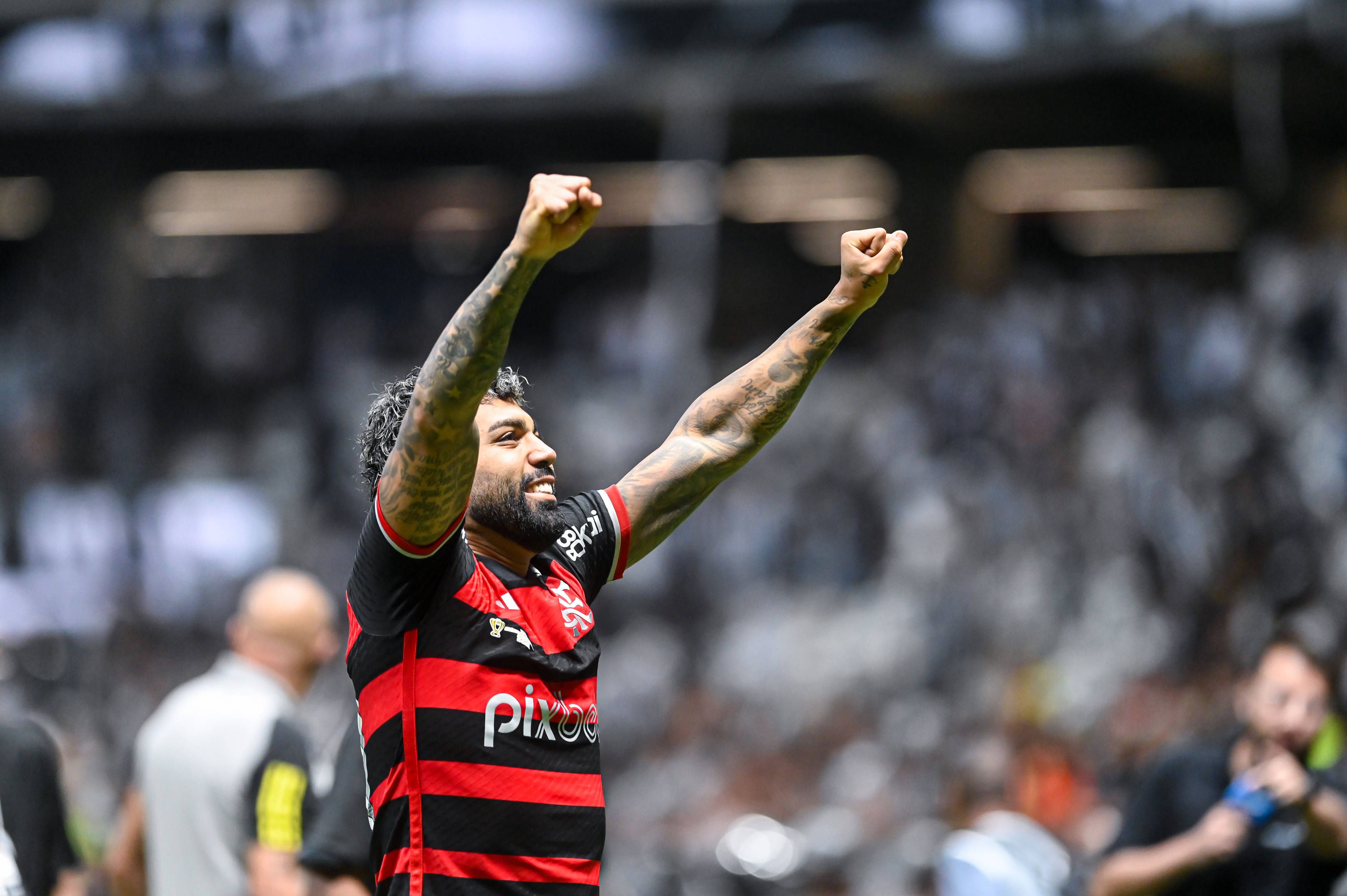 Gabigol gravou várias músicas, uma delas em 2024 mesmo antes de deixar o Flamengo: «Tô indo embora e n o sei se volto» (Imago)