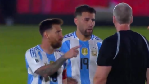 Vídeo: Messi irritado com o árbitro na derrota da Argentina