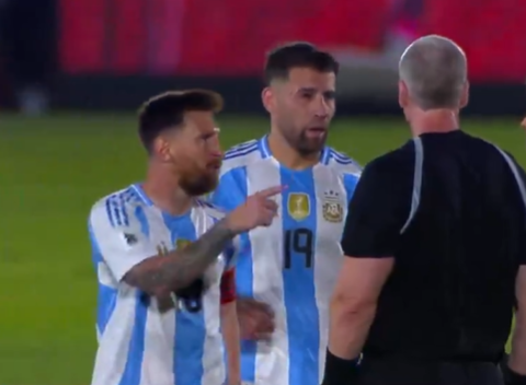 Vídeo: Messi irritado com o árbitro na derrota da Argentina