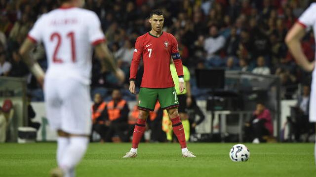 Vídeo: Cristiano Ronaldo marca o segundo de Portugal, o 909.º da carreira