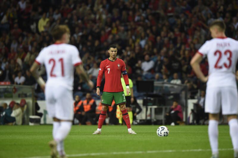 Vídeo: Cristiano Ronaldo marca o segundo de Portugal, o 909.º da carreira