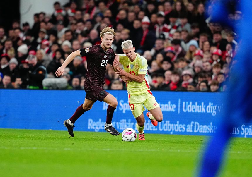 Morten Hjulmand (Dinamarca) em luta com Dani Olmo (Espanha) em Copenhaga