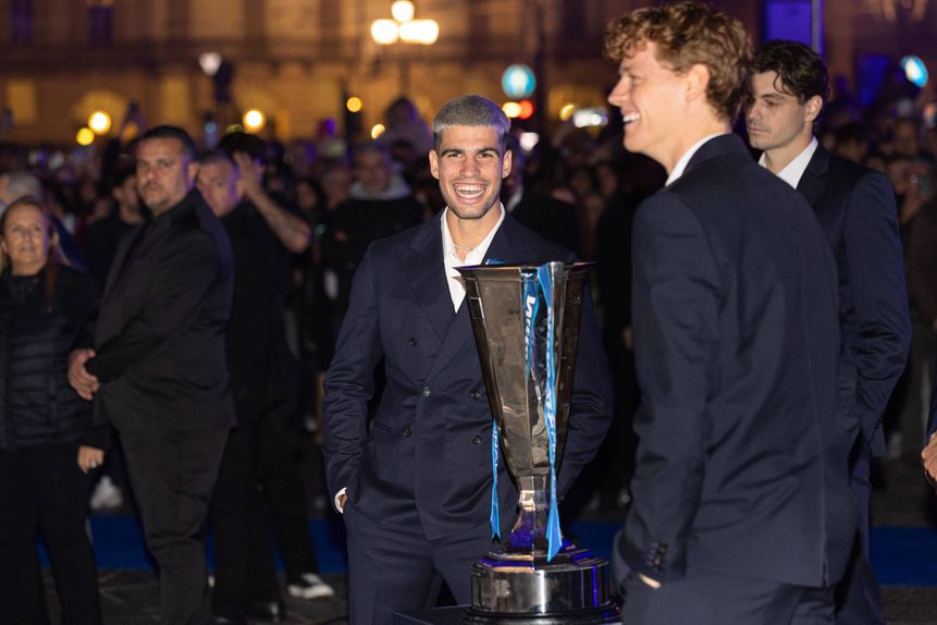 Carlos Alcaraz e Jannik Sinner em duelo pelo último troféu da temporada 2025