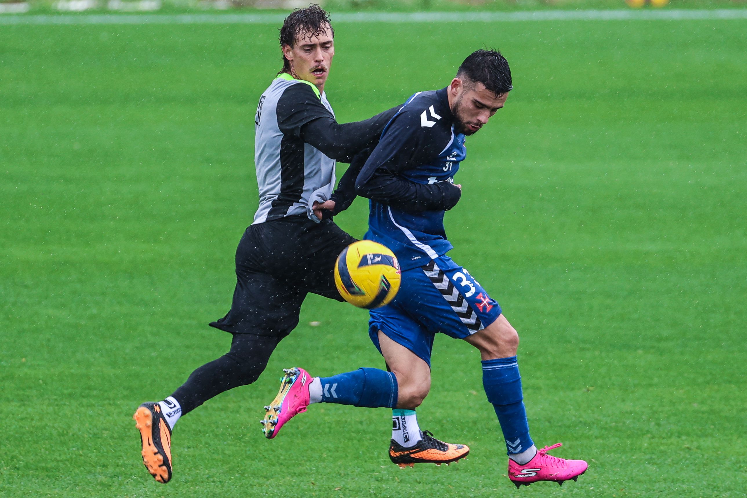 Ricardo Mangas em ação no jogo-treino a pressionar o avançado do Belenenses David Rebelo - Foto: SPORTING CP