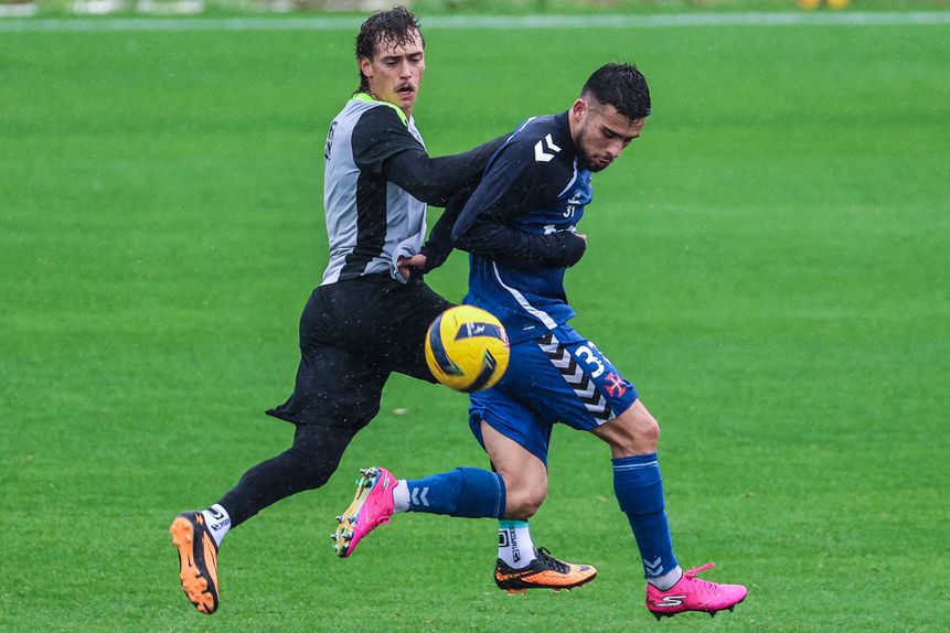 Ricardo Mangas em ação no jogo-treino a pressionar o avançado do Belenenses David Rebelo - Foto: SPORTING CP