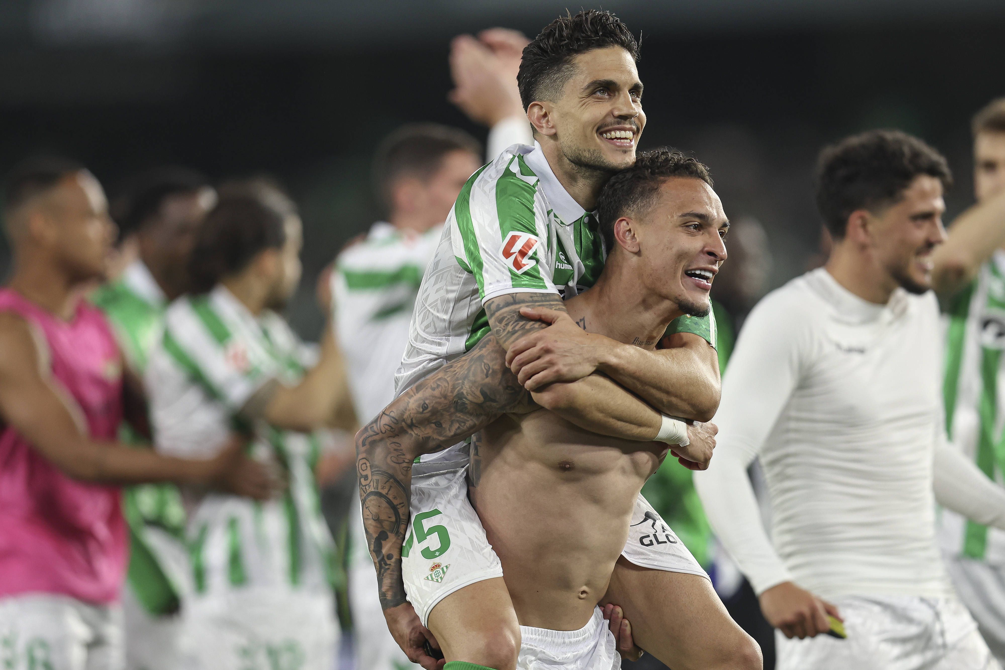 Marc Bartra apoia-se em Antony