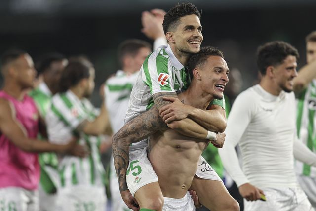 Marc Bartra apoia-se em Antony