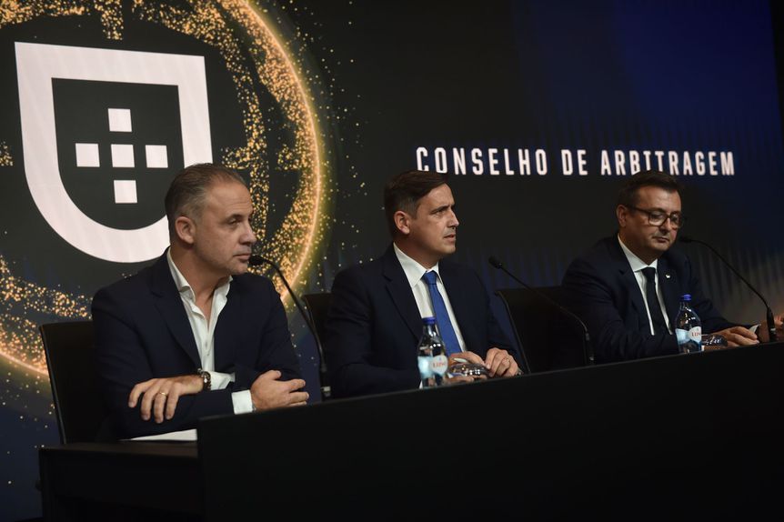 O diretor técnico nacional para a arbitragem, Duarte Gomes (esq.), e o presidente do Conselho de Arbitragem, Luciano Gonçalves (centro) — Foto: MIGUEL NUNES