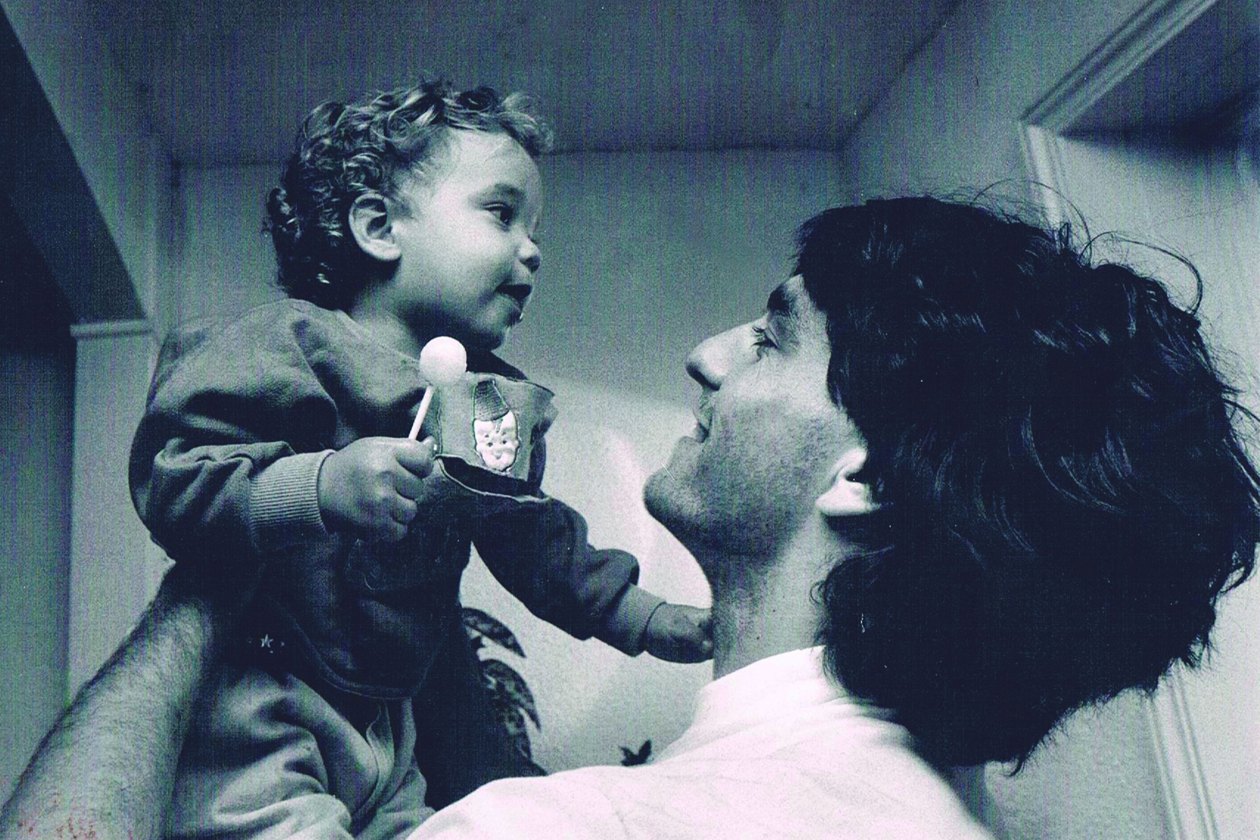 Paulo Futre Jr. ao colo do pai. Foto D. R