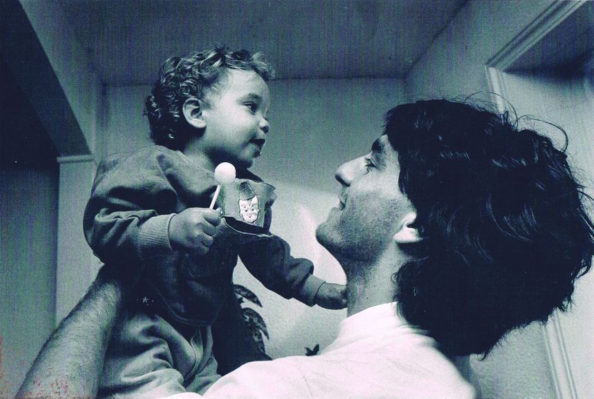 Paulo Futre Jr. ao colo do pai. Foto D. R