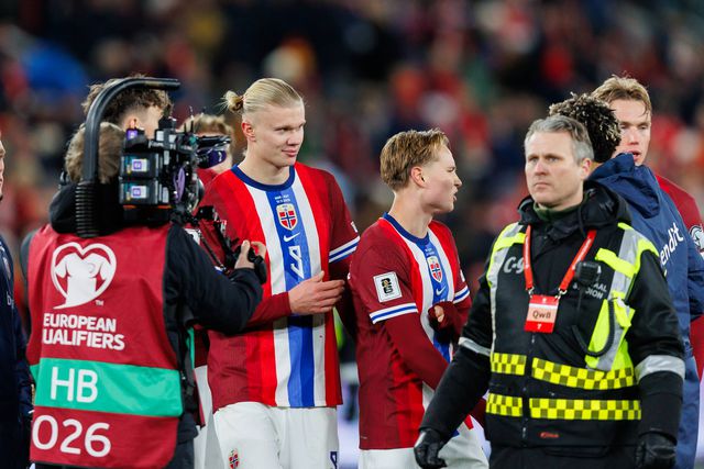 Haaland ao lado de Schjelderup na seleção da Noruega