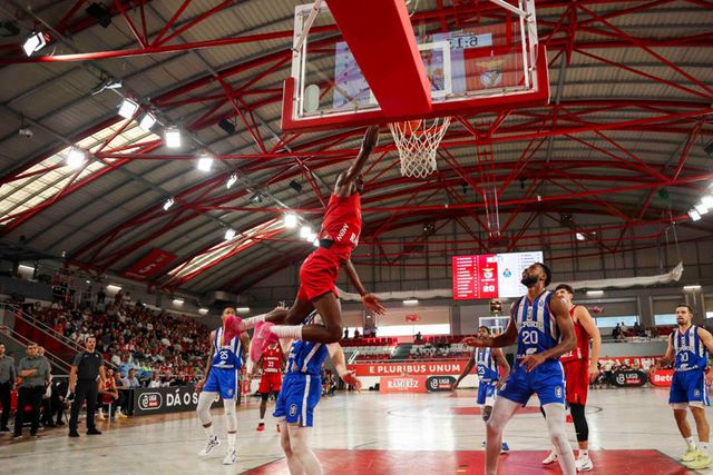 Benfica-FC Porto: Tetracampeões nacionais com vitória arrasadora no Clássico 