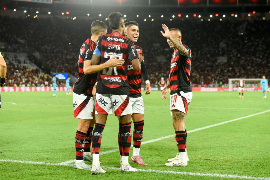 O Flamengo é líder isolado, pelo menos até ao jogo do Palmeiras