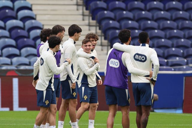Jogadores portugueses esperam continuar a sorrir no final do jogo com a Arménia...