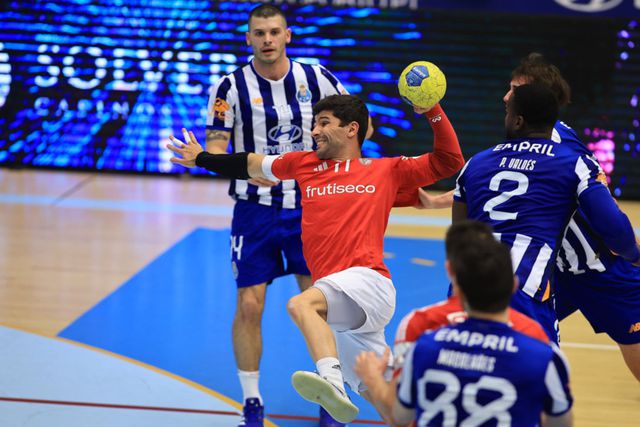 FC Porto e Benfica empatam em clássico emocionante