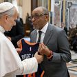 O momento em que Spike Lee entrega a camisola dos Knicks ao Papa - Foto: IMAGO