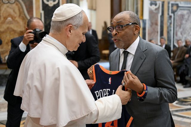 O momento em que Spike Lee entrega a camisola dos Knicks ao Papa - Foto: IMAGO