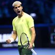 Carlos Alcaraz celebra vitória sobre Auger-Aliassime
