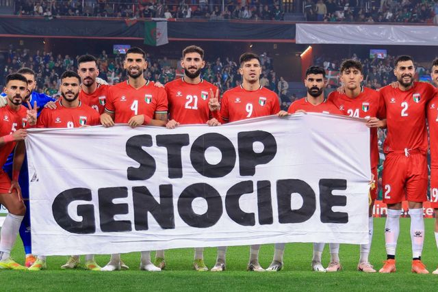 Palestinianos com mensagem contra o genocídio antes do apito inicial - Foto: Federação de Futebol da Palestina