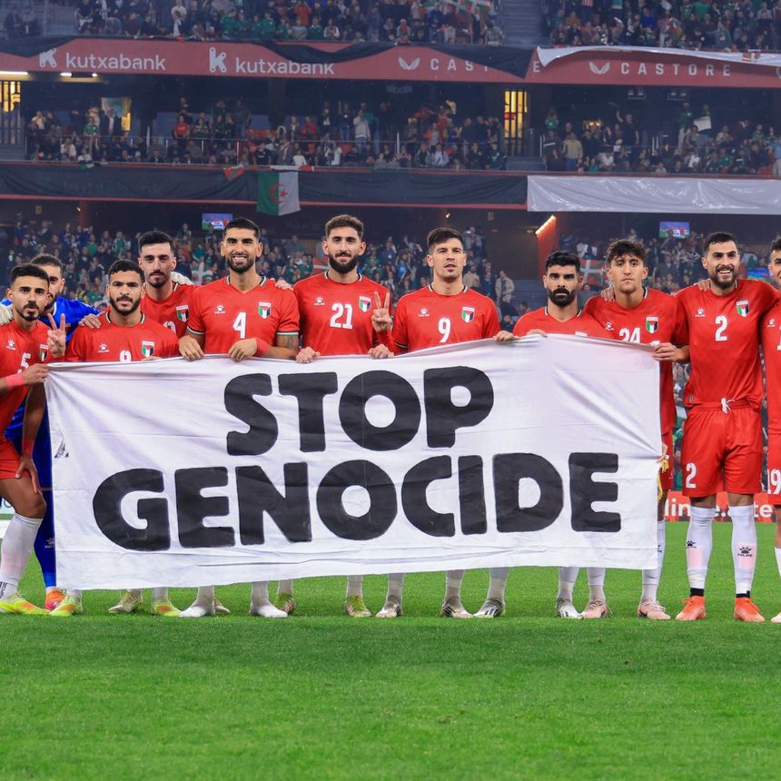 Palestinianos com mensagem contra o genocídio antes do apito inicial - Foto: Federação de Futebol da Palestina