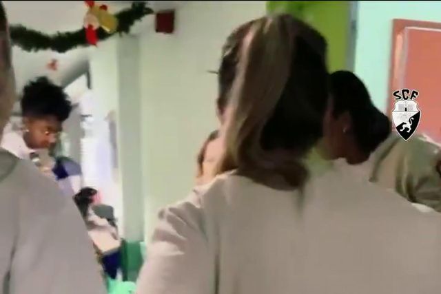 A emoção de um jovem adepto ao receber a camisola do Farense