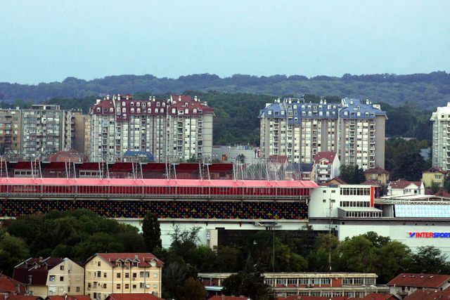 Um estádio no topo de um centro comercial? Pensaram nisso na Sérvia