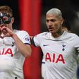 Com menos um, Tottenham segura vitória no terreno do Nottingham Forest