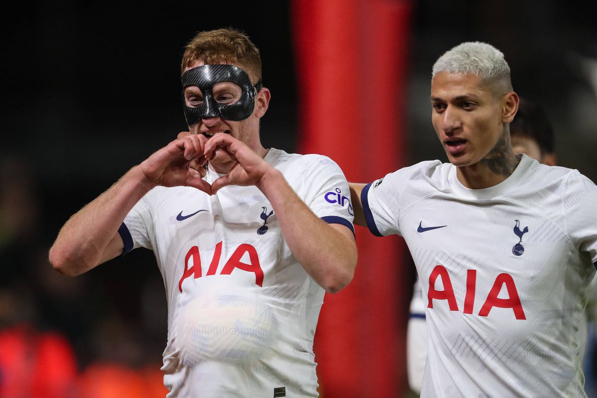 Com menos um, Tottenham segura vitória no terreno do Nottingham Forest