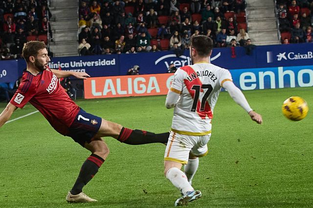 Osasuna vence Rayo Vallecano com golo ao cair do pano (vídeo)